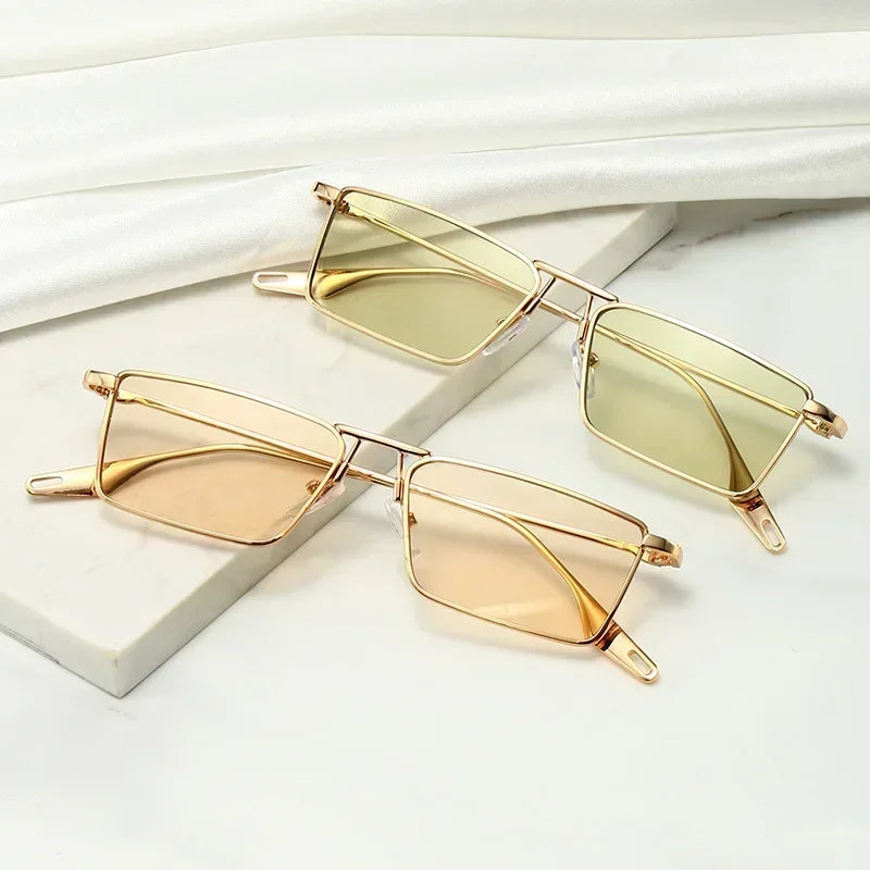 Óculos de Sol Vintage Luxuosos – Estilo Retro com Armação Metálica
Descubra o charme dos óculos de sol estreitos e elegantes, com design retangular vintage que combina estilo e sofisticação. Com armação metálica p