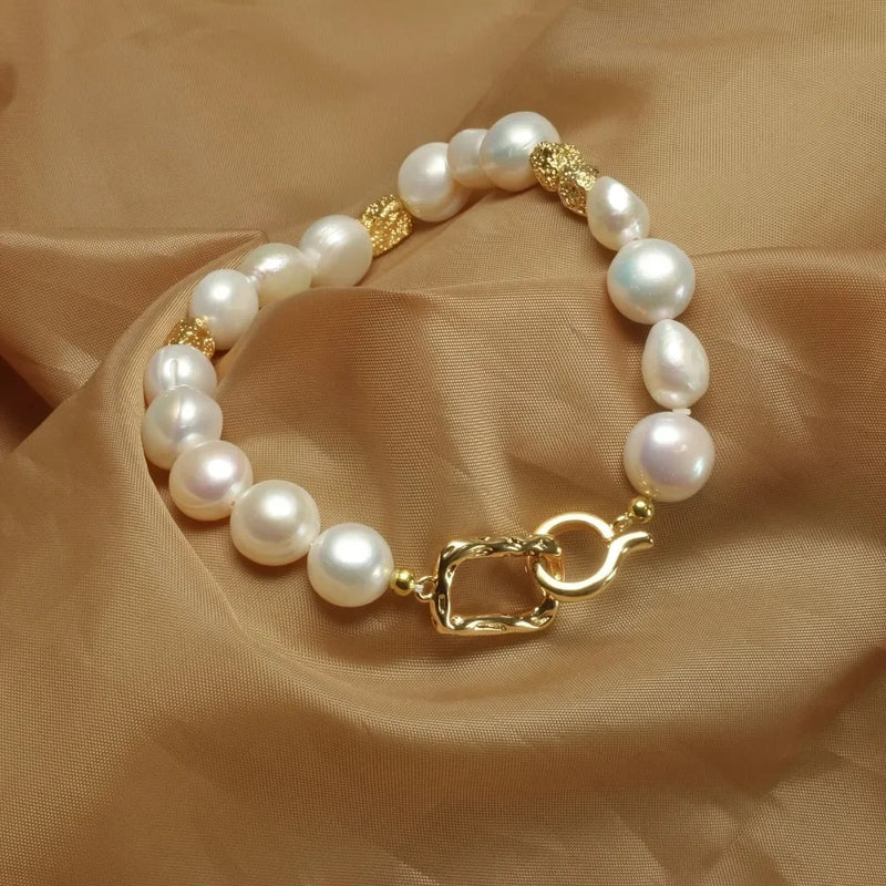 Pulseira Feminina com Pérolas Barrocas Naturais 8-9mm – Fecho Geométrico Elegante | Joia Fina por Atacado
Descubra a sofisticação intemporal com esta pulseira delicada de pérolas de água doce barrocas (8-9mm), cuidado