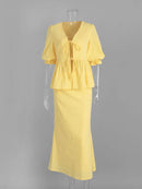 Conjunto Elegante com Maxi Saia e Blusa em Renda – Feminino
Descubra o equilíbrio perfeito entre sofisticação e conforto com este conjunto feminino deslumbrante.
Inclui uma blusa de manga curta com decote em V, detalhes