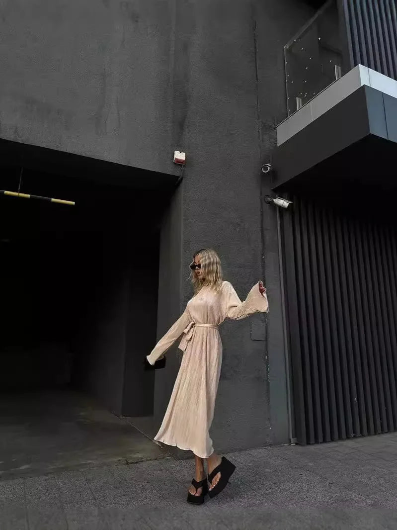 Venda quente de vestidos transfronteiriços inspirados nas tendências europeias e americanas. Modelos elegantes com mangas compridas, detalhes em pregas delicadas e saias longas adornadas com laços sofisticados, perfeitos p