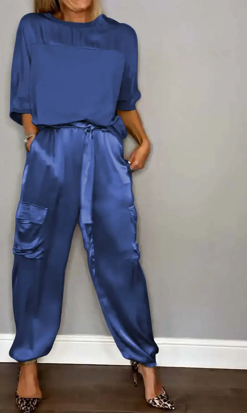 Conjunto Feminino Elegante – Verão 2024
Camisa de Seda com Calças Casuais | Estilo Chic & Conforto

Descubra o look perfeito para os dias quentes! Este conjunto feminino em duas peças combina o charme da camisa de seda l