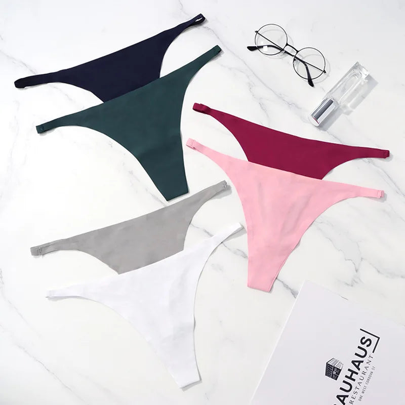 Pack com 4 Calcinhas Sexy em Seda Gelada – Estilo Tanga sem Costuras
Sinta o conforto e a sensualidade todos os dias com este conjunto de 4 calcinhas ultra suaves. Feitas em seda gelada de alta qualidade, estas tangas ofer
