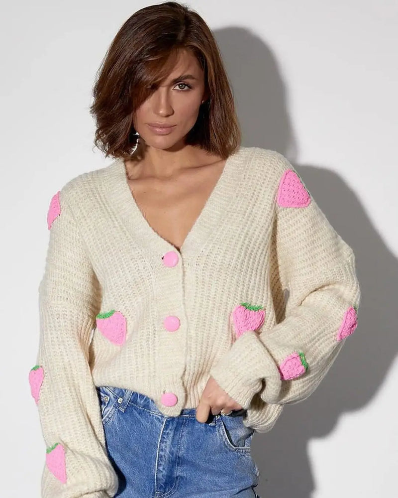 Cardigan Feminino “Doce de Morango” – Estilo Coreano, Casual e Confortável
Destaque-se com este encantador cardigan tricotado em 3D com detalhes de morangos, perfeito para quem adora um toque criativo e doce no visual.