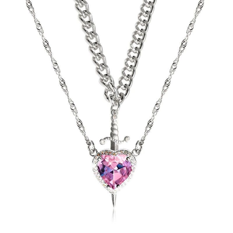 Colar Coração & Espada – Conjunto de Joias para Casal (Colar, Anel e Pulseira)
Descubra o poder do amor e da conexão com este conjunto exclusivo de joias para casais, composto por colar, anel e pulseira. Feito em aço in
