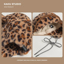 Chapéu Piloto de Moda Feminino com Estampa Leopardo em Pelúcia – Novo da Coreia do Sul | Boné Versátil com Proteção para as Orelhas, Ideal para Esqui e Dias Frios

Descubra o equilíbrio perfeito entre estilo e confor