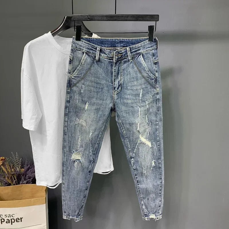 Calças Jeans Masculinas Slim Fit – Estilo Casual com Rasgos Modernos
Renova o teu visual com estas calças jeans masculinas slim fit, perfeitas para quem procura conforto e estilo no dia a dia. Com design rasgado e corte d