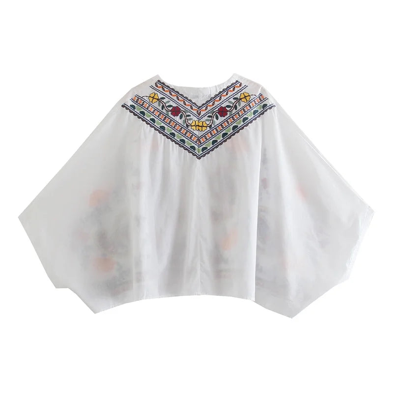 Descubra este conjunto exclusivo com design inspirado nas tendências europeias e americanas. Composto por uma camisola de decote em V solta e confortável, combinada com uma saia de corte reto e bordado artesanal, é perfeit