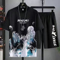 Destaque-se com este conjunto de verão 2 em 1 — composto por uma t-shirt com estampa estilo graffiti e calções leves e confortáveis, perfeitos para os dias mais quentes.