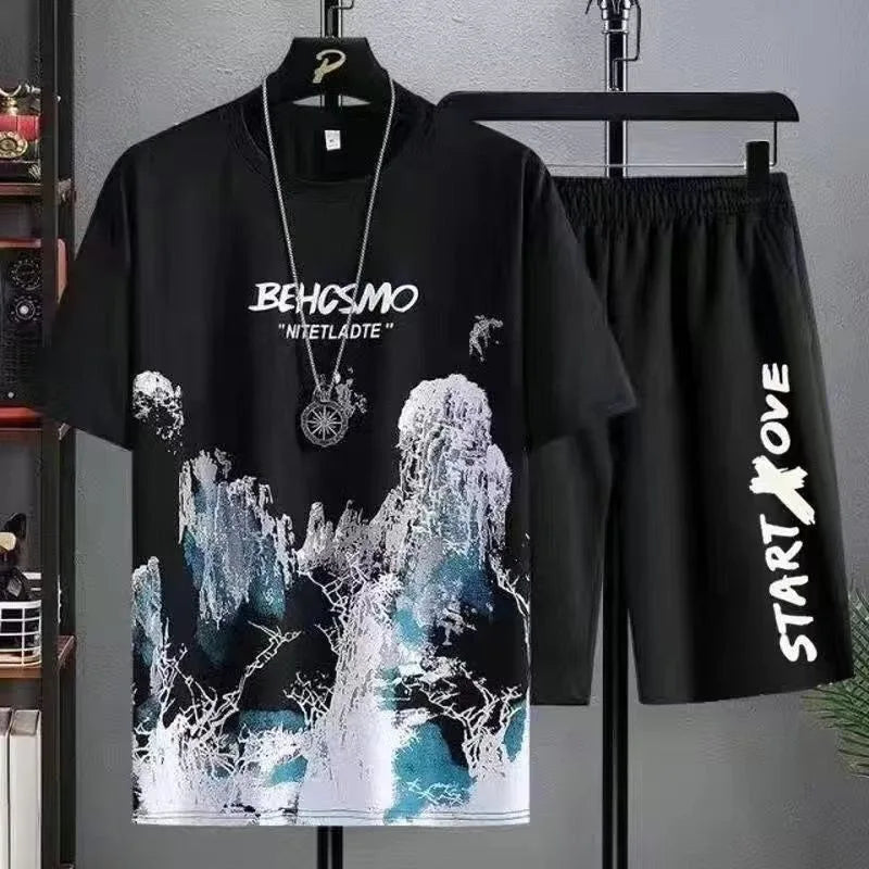Destaque-se com este conjunto de verão 2 em 1 — composto por uma t-shirt com estampa estilo graffiti e calções leves e confortáveis, perfeitos para os dias mais quentes.