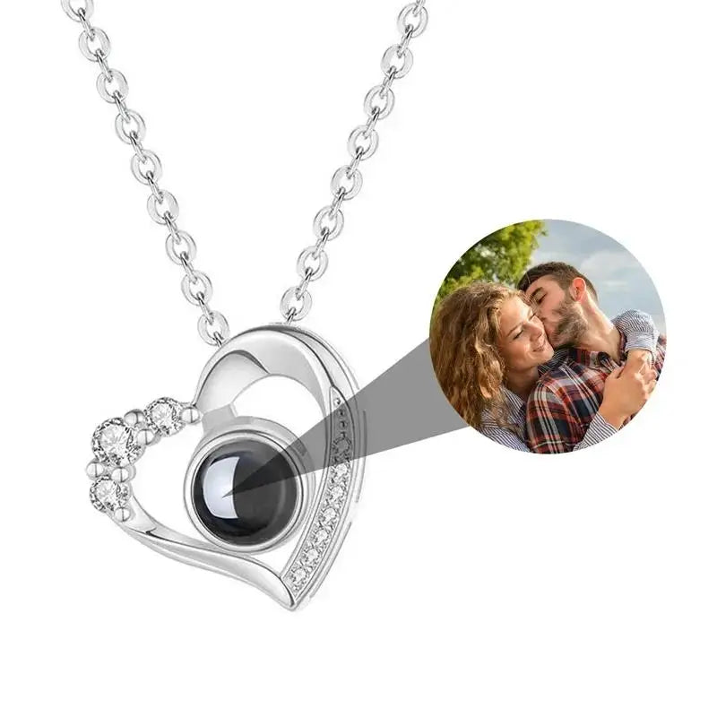 Colar Personalizado com Projeção de Foto – Homenagem ao Seu Animal de Estimação
Guarde para sempre a memória do seu melhor amigo com este colar único e emocional, que projeta a foto do seu animal de estimação dentro