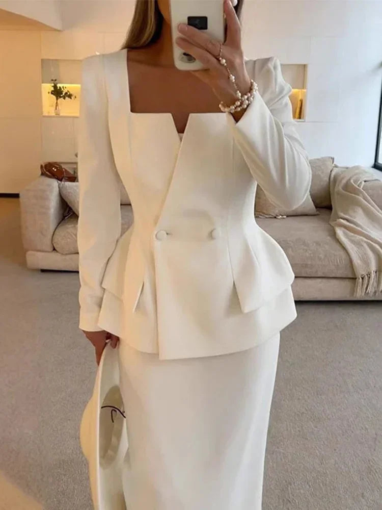 Conjunto Feminino Elegante - Blazer Slim & Saia Midi
Transforma o teu visual com este conjunto sofisticado de 2 peças, ideal para quem procura um look moderno e profissional.