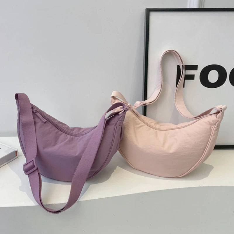 Bolsa Mensageira Feminina em Nylon – Estilo Casual, Grande Capacidade
Descubra a combinação perfeita entre elegância, funcionalidade e conforto com esta bolsa mensageira feminina em nylon de alta qualidade.
Com um design