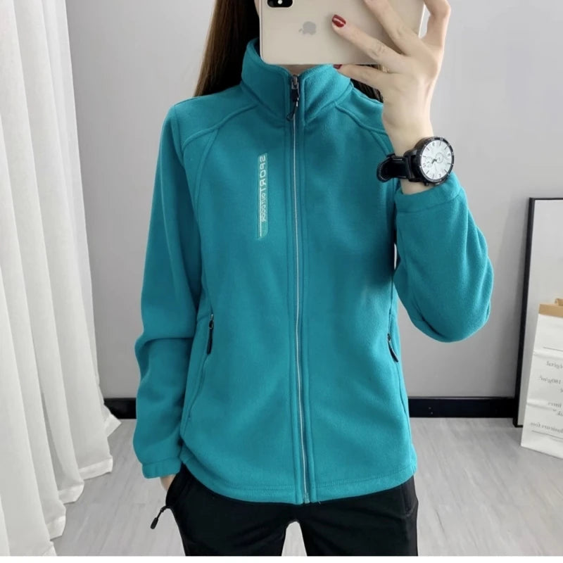 Casaco Polar Feminino Plus Size – Quente, Confortável e Estiloso para o Outono e Inverno
Enfrente os dias frios com estilo e conforto! Este casaco de fleece polar é a escolha ideal para mulheres que valorizam aquecimento,