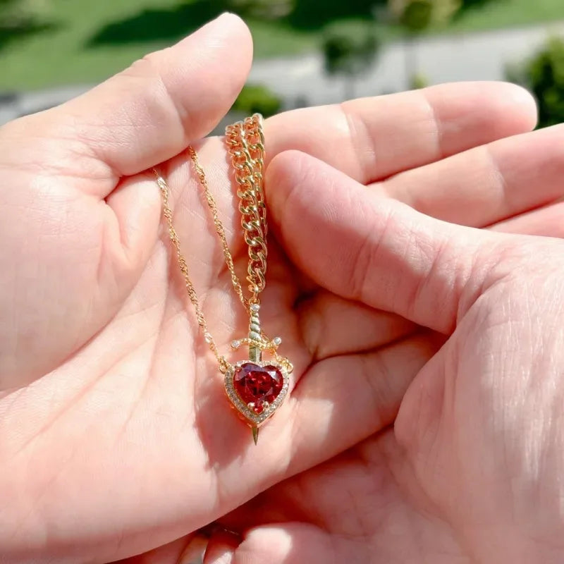 Colar Coração & Espada – Conjunto de Joias para Casal (Colar, Anel e Pulseira)
Descubra o poder do amor e da conexão com este conjunto exclusivo de joias para casais, composto por colar, anel e pulseira. Feito em aço in