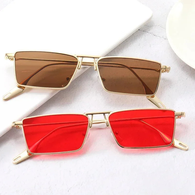 Óculos de Sol Vintage Luxuosos – Estilo Retro com Armação Metálica
Descubra o charme dos óculos de sol estreitos e elegantes, com design retangular vintage que combina estilo e sofisticação. Com armação metálica p