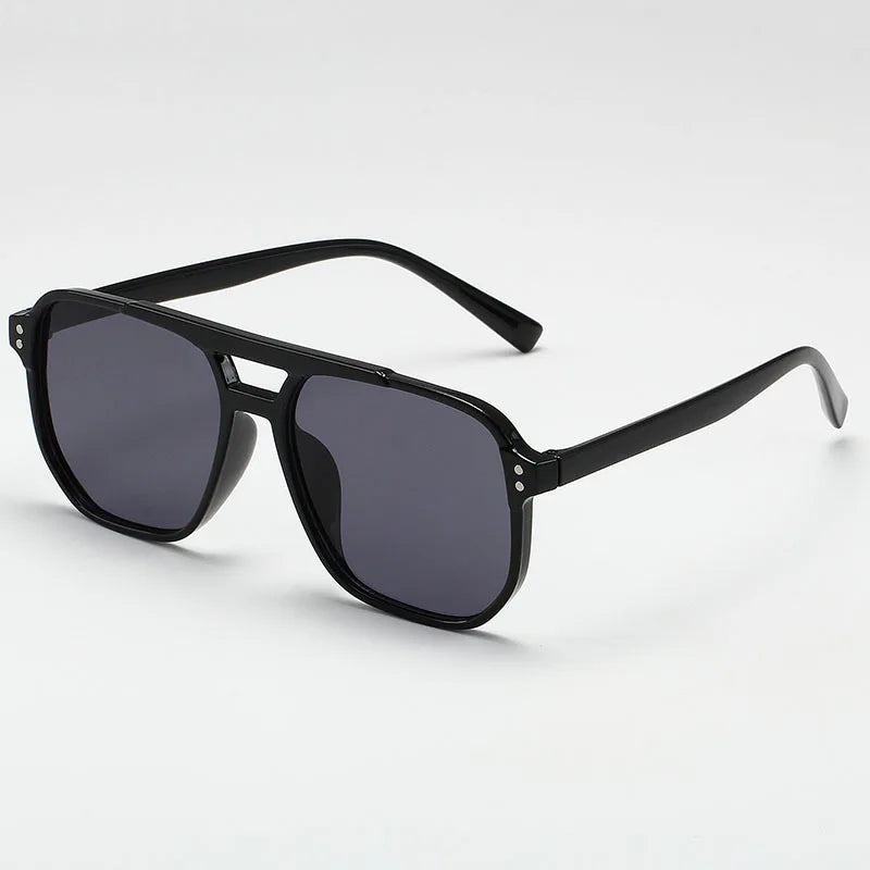 Óculos de Sol Vintage Unissexo – Design Quadrado, Estilo Premium
Destaque-se com estes óculos de sol vintage de grande dimensão, ideais para homens e mulheres que valorizam estilo e proteção. Com armação quadrada e a