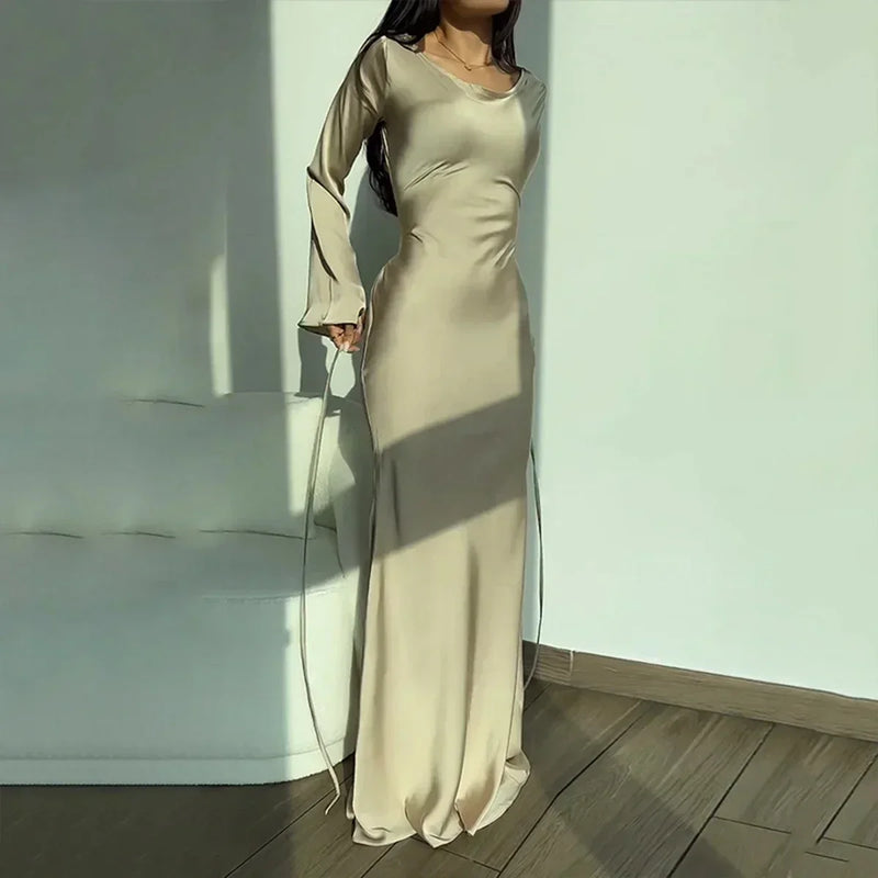 Vestidos longos elegantes 2025 — estilo vintage e sofisticado
Descubra o charme dos vestidos longos vintage com design simples e sofisticado. Com decote redondo delicado, mangas flare fluidas e um laço que realça a cintur