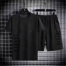 Conjunto casual esportivo masculino para verão 2025, composto por t-shirt de mangas curtas e shorts confortáveis. Ideal para jogging, fitness e momentos de lazer, combina estilo moderno com praticidade para o dia a dia.