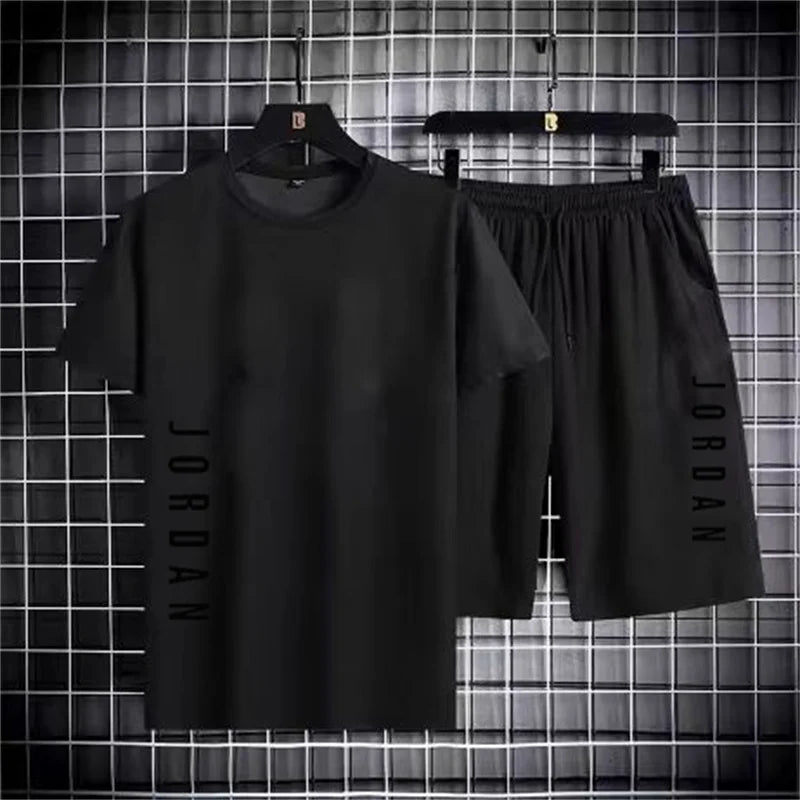 Conjunto casual esportivo masculino para verão 2025, composto por t-shirt de mangas curtas e shorts confortáveis. Ideal para jogging, fitness e momentos de lazer, combina estilo moderno com praticidade para o dia a dia.