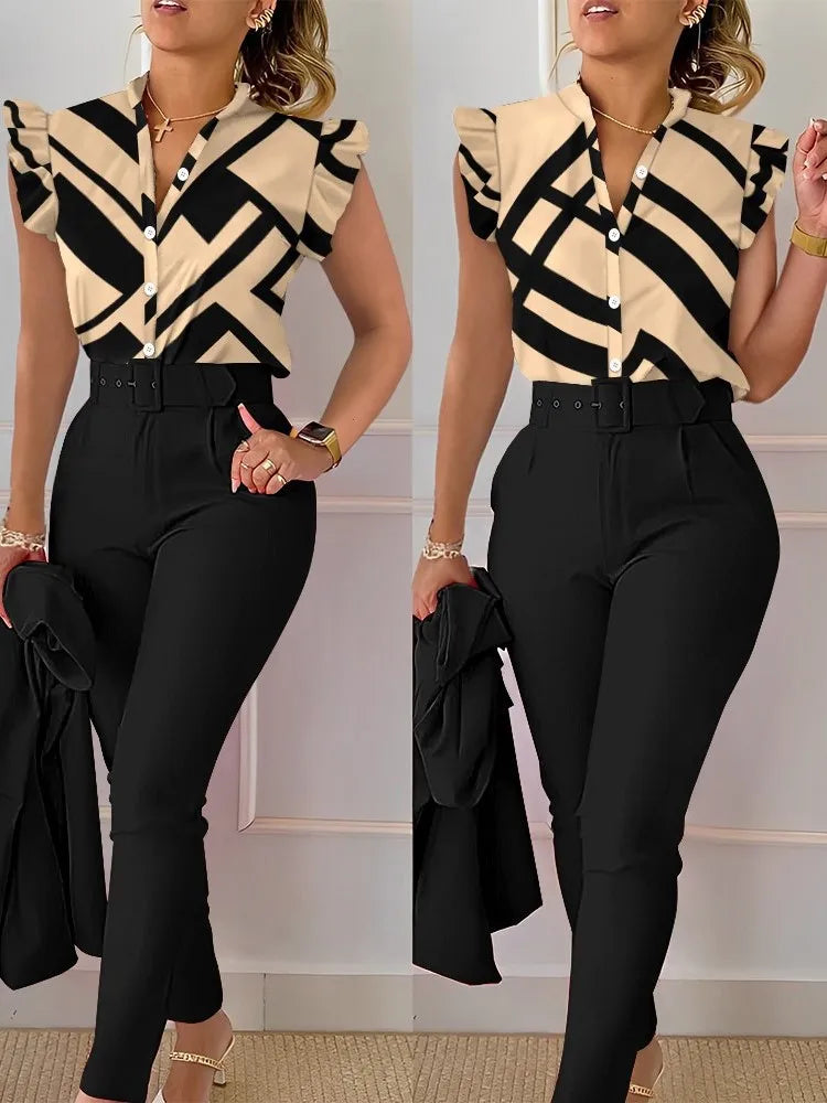 Conjunto Feminino Elegante 2 Peças – Verão Estampado com Decote em V e Calças com Cinto
Atualize o seu guarda-roupa com este conjunto feminino elegante e versátil, perfeito para os dias quentes de verão.
A parte superi
