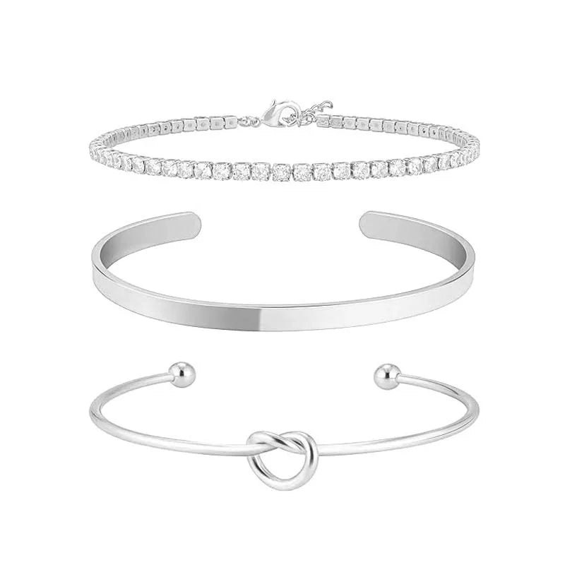 Conjunto de 3 Pulseiras de Aço Inoxidável com Banho de Ouro – Feminino & Ajustável
Descobre o charme deste conjunto luxuoso de 3 pulseiras femininas, confeccionadas em aço inoxidável com banho de ouro, resistente à ox