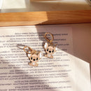 Brinco Estilo Cartoon Stitch em Metal Esmaltado – "Ohana significa Família"
Apaixona-te por este adorável par de brincos inspirado no universo de Lilo & Stitch!
Feitos em metal esmaltado de alta qualidade, com acabamento