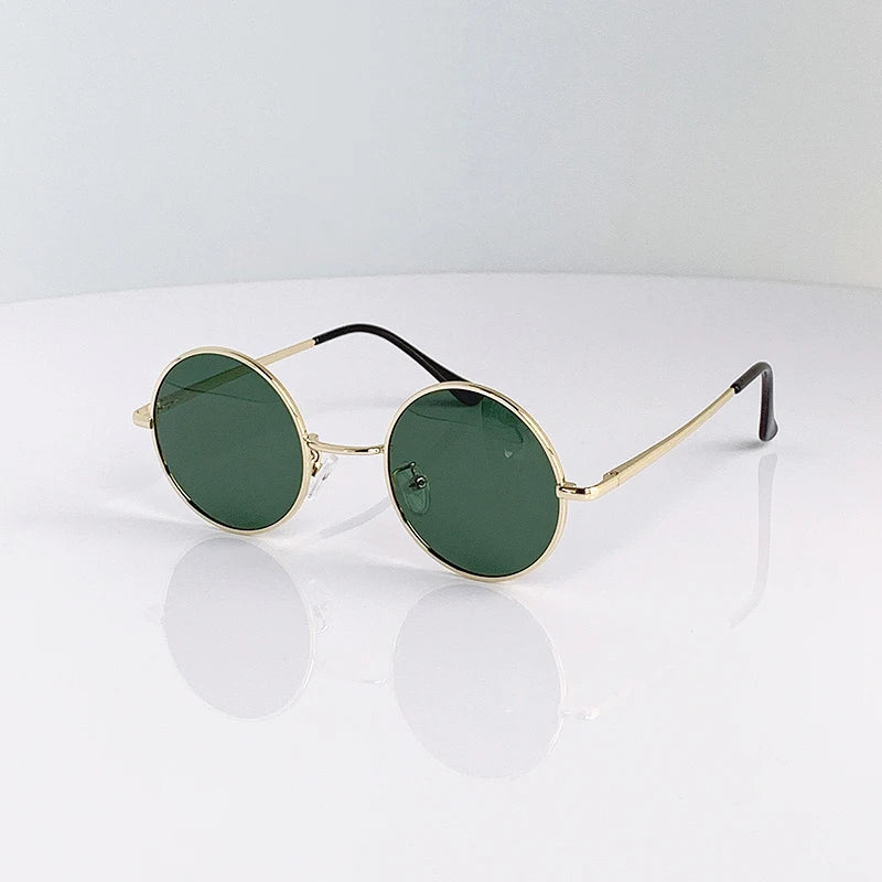 Óculos de Sol Redondos Retro Vintage – Lentes Polarizadas UV400
Design intemporal e cheio de estilo! Estes óculos de sol com armação metálica leve combinam o charme retro com a proteção moderna. Ideais para homens e