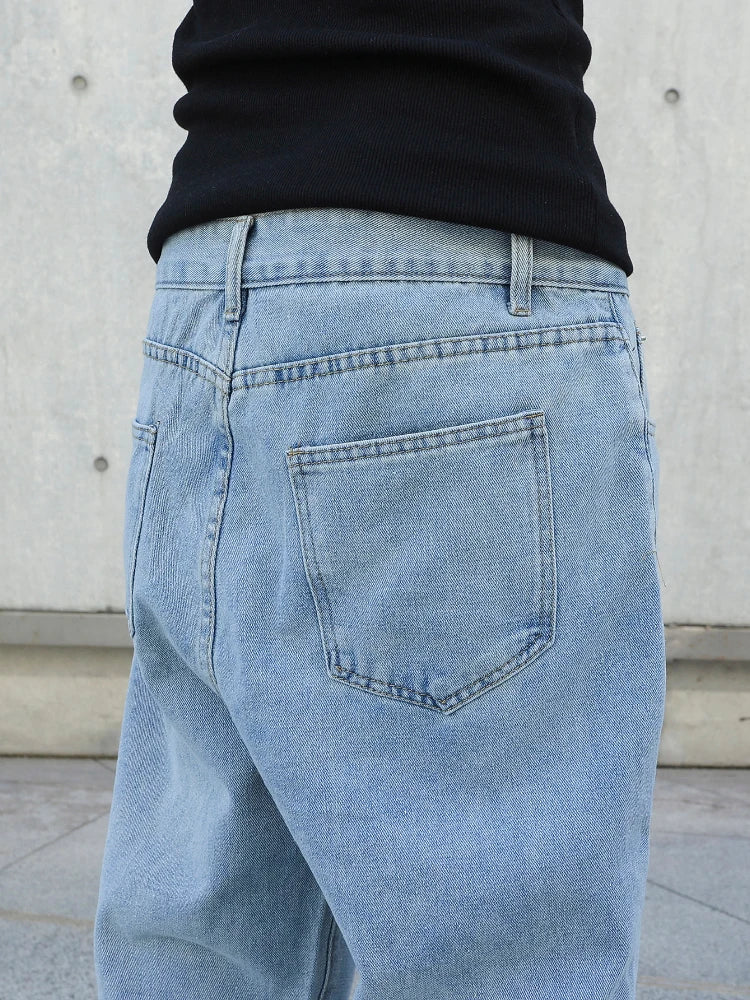 Destaque-se com estas calças jeans baggy masculinas, ideais para os dias de primavera e outono. Com corte reto e oversized, oferecem um visual moderno, urbano e confortável. Feitas em denim de alta qualidade, têm acabament