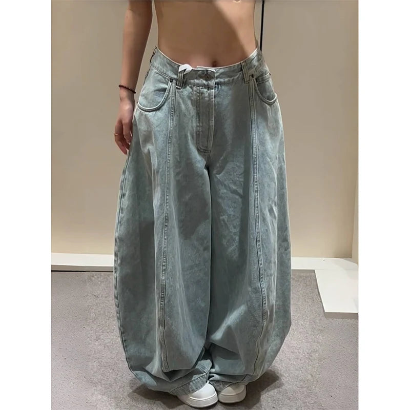 Calça Jeans Feminina Azul – Estilo Vintage Streetwear Y2K
Descobre o equilíbrio perfeito entre conforto e atitude com esta calça jeans de cintura alta, inspirada na moda Y2K e no universo hip-hop vintage. Com modelagem b