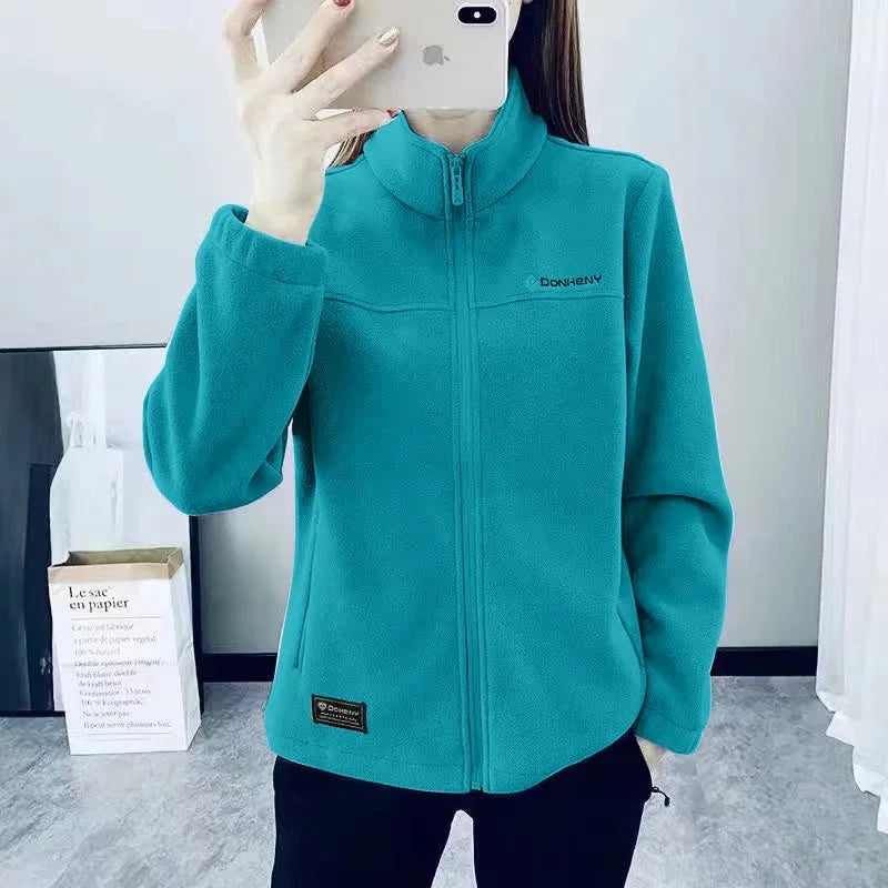 Casaco Polar Feminino Plus Size – Quente, Confortável e Estiloso para o Outono e Inverno
Enfrente os dias frios com estilo e conforto! Este casaco de fleece polar é a escolha ideal para mulheres que valorizam aquecimento,