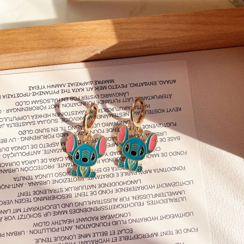 Brinco Estilo Cartoon Stitch em Metal Esmaltado – "Ohana significa Família"
Apaixona-te por este adorável par de brincos inspirado no universo de Lilo & Stitch!
Feitos em metal esmaltado de alta qualidade, com acabamento