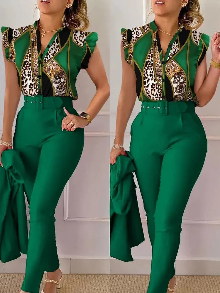 Conjunto Feminino Elegante 2 Peças – Verão Estampado com Decote em V e Calças com Cinto
Atualize o seu guarda-roupa com este conjunto feminino elegante e versátil, perfeito para os dias quentes de verão.
A parte superi