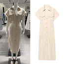 Vestido MIDI Denim Feminino – Elegância Casual ETJ 2025
Realça a tua silhueta com este vestido midi em denim leve, ideal para os dias mais quentes.
Com decote em V, pregas delicadas na cintura e mangas curtas, este modelo