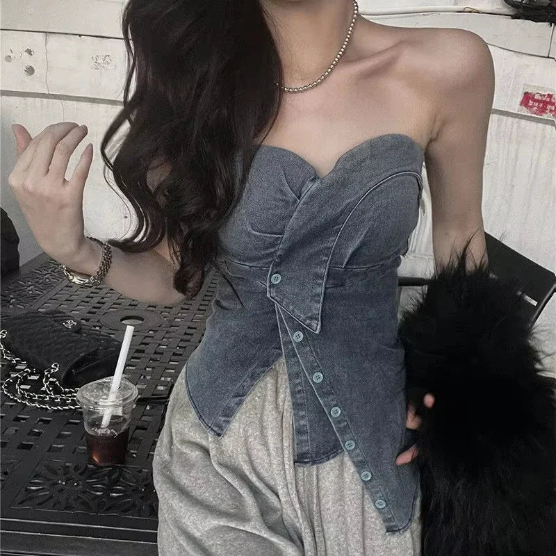Top Irregular Y2K em Algodão – Estilo Gyaru / Streetwear Sexy
Destaque-se com este top cropped sem alças, inspirado na estética Y2K e grunge coreano. Com design irregular e costas nuas, é a peça perfeita para quem proc