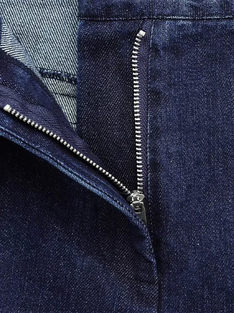 Conjunto Feminino em Denim Azul Escuro – Estilo Retrô & Streetwear
Destaque-se com este conjunto feminino 2 em 1 em jeans azul escuro com design retrô e toque moderno. O look combina um colete cropped com lapela e mangas