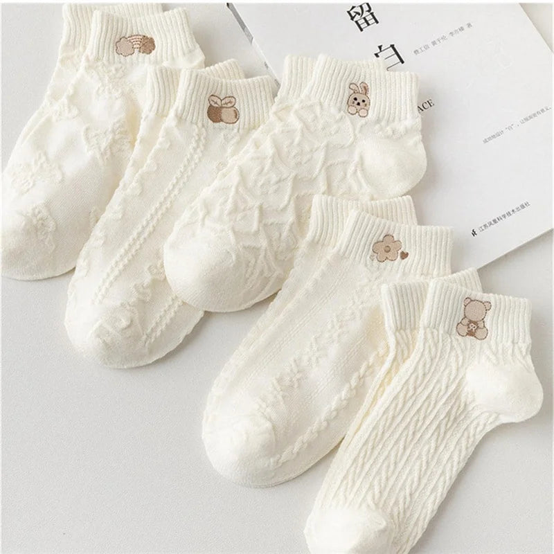 Pack de 5 Meias Curtas Femininas – Primavera/Verão | Estampas Divertidas de Urso, Coelho e Arco-Íris

Conforto e estilo para o teu dia a dia! Este conjunto de 5 pares de meias curtas traz estampas adoráveis que combinam