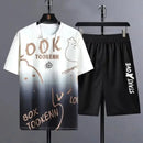 Conjunto Desportivo Masculino em Seda Gelada – Secagem Rápida, Conforto e Estilo Casual

Este conjunto inclui uma T-shirt de manga curta e shorts, fabricados em tecido de seda gelada que proporciona sensação refrescante