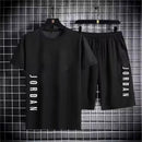 Conjunto casual esportivo masculino para verão 2025, composto por t-shirt de mangas curtas e shorts confortáveis. Ideal para jogging, fitness e momentos de lazer, combina estilo moderno com praticidade para o dia a dia.