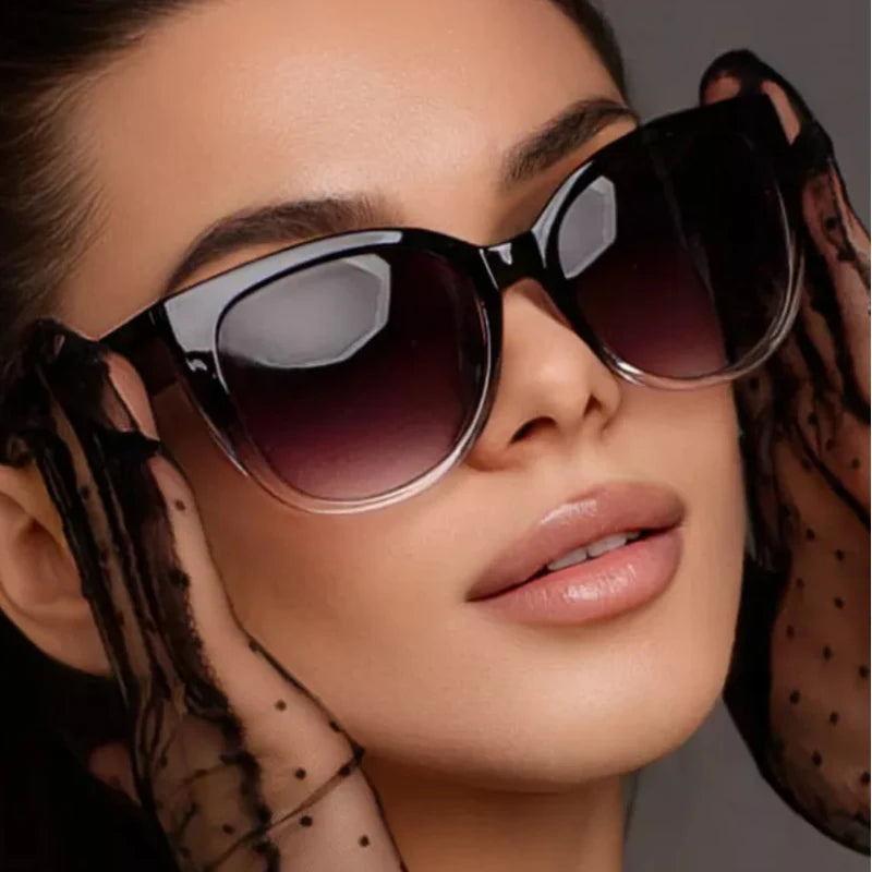 Óculos de Sol Estilo Gatinho Retrô – Design Elegante e Proteção UV400
Destaque-se com este modelo de óculos de sol com armação gatinho retrô, ideal para mulheres modernas e com atitude. Com lentes em gradiente, pern