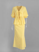 Conjunto Elegante com Maxi Saia e Blusa em Renda – Feminino
Descubra o equilíbrio perfeito entre sofisticação e conforto com este conjunto feminino deslumbrante.
Inclui uma blusa de manga curta com decote em V, detalhes