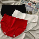 Conjunto de 3 peças – Lingerie feminina confortável e sexy
Descubra o equilíbrio perfeito entre conforto e estilo com este conjunto de 3 peças, que inclui uma calcinha esportiva de algodão macio, um shortinho de cintur