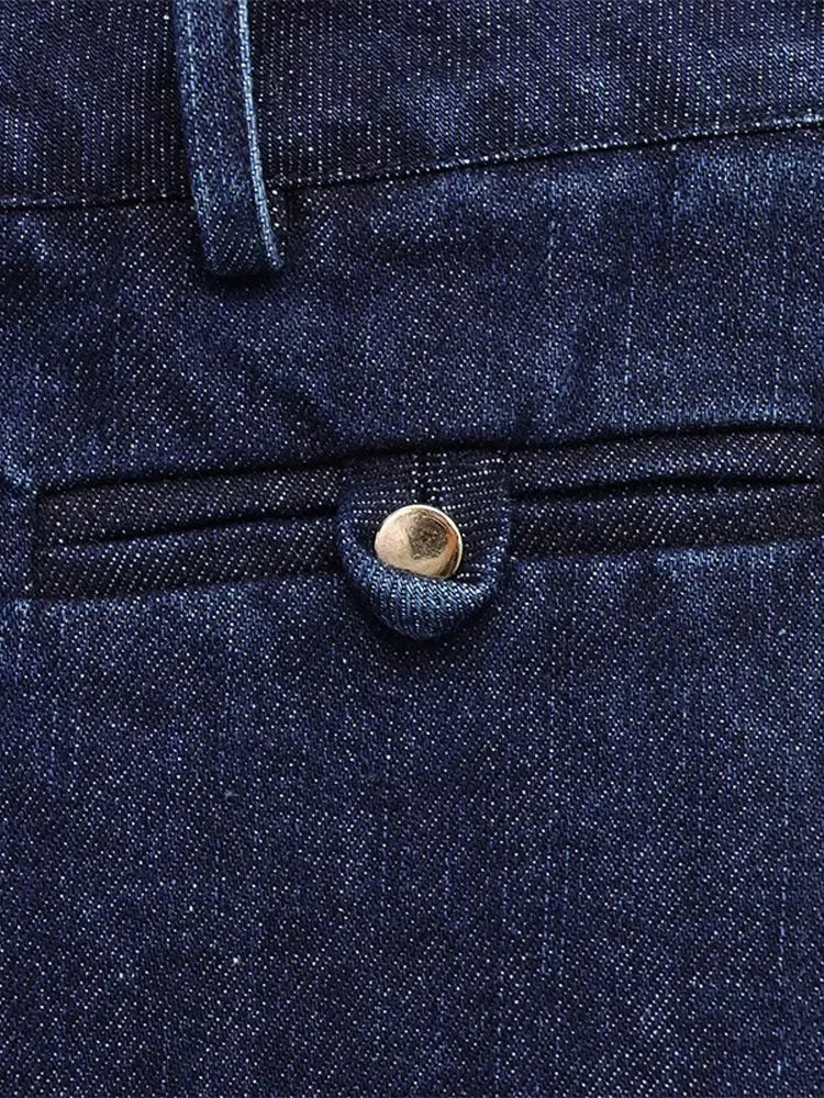 Conjunto Feminino em Denim Azul Escuro – Estilo Retrô & Streetwear
Destaque-se com este conjunto feminino 2 em 1 em jeans azul escuro com design retrô e toque moderno. O look combina um colete cropped com lapela e mangas