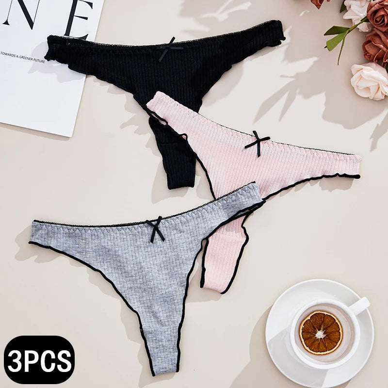 Conjunto 3 Tangas Femininas – Cintura Baixa | Algodão Confortável
Descubra o equilíbrio perfeito entre conforto e sensualidade com este conjunto de 3 tangas femininas em algodão.
Com design de cintura baixa, ajuste perf