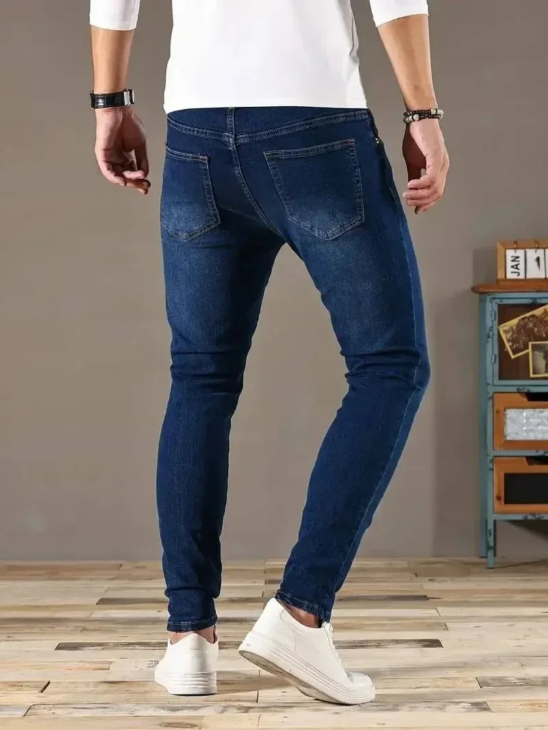 Jeans Slim Fit Masculino Clássico – Skinny Casual para Primavera 2025

Descubra o jeans perfeito para elevar o seu estilo nesta primavera! Este jeans skinny slim fit combina conforto e um corte moderno, ideal para um visua