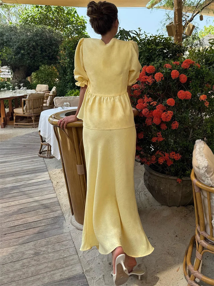Conjunto Elegante com Maxi Saia e Blusa em Renda – Feminino
Descubra o equilíbrio perfeito entre sofisticação e conforto com este conjunto feminino deslumbrante.
Inclui uma blusa de manga curta com decote em V, detalhes