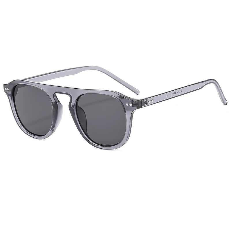 Óculos de Sol Ovais Unissexo – Estilo Vintage & Steampunk
Descubra o equilíbrio perfeito entre moda arrojada e atitude rebelde com estes óculos de sol ovais de design vintage. Com um estilo inspirado no steampunk, rebite