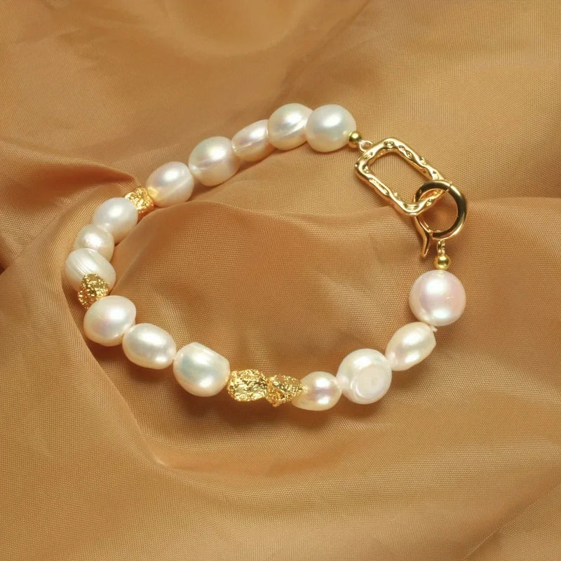 Pulseira Feminina com Pérolas Barrocas Naturais 8-9mm – Fecho Geométrico Elegante | Joia Fina por Atacado
Descubra a sofisticação intemporal com esta pulseira delicada de pérolas de água doce barrocas (8-9mm), cuidado
