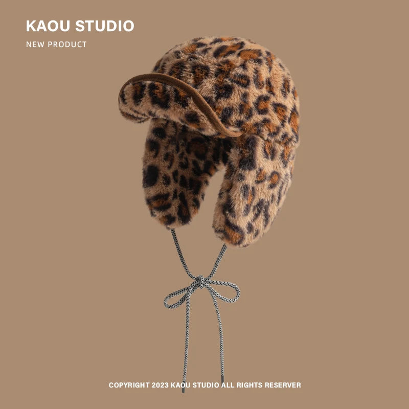 Chapéu Piloto de Moda Feminino com Estampa Leopardo em Pelúcia – Novo da Coreia do Sul | Boné Versátil com Proteção para as Orelhas, Ideal para Esqui e Dias Frios

Descubra o equilíbrio perfeito entre estilo e confor