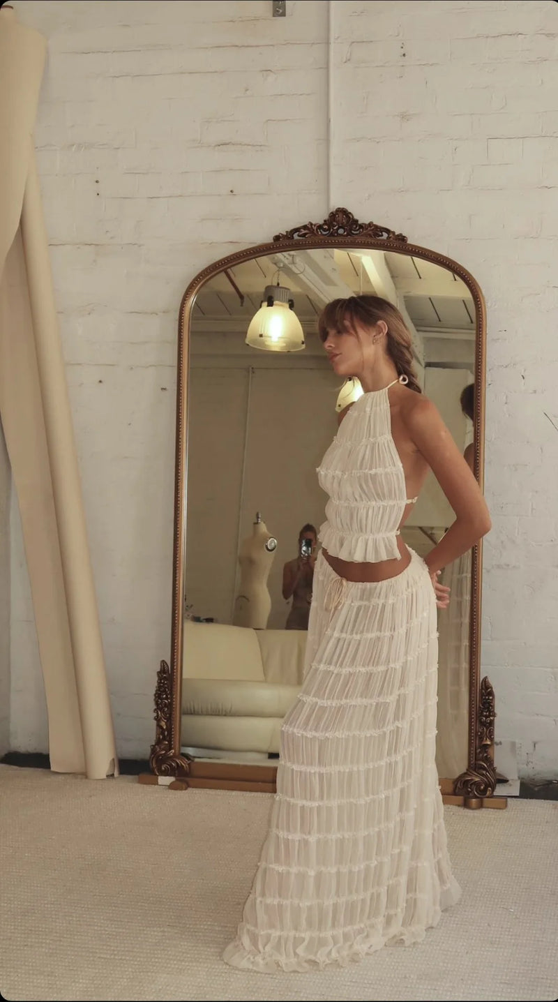 Conjunto Feminino Verão 2024 – Elegância & Estilo em 2 Peças
Descubra o charme do verão com este conjunto feminino exclusivo, composto por uma saia longa maxi plissada e um top com decote halter e costas nuas, realçado