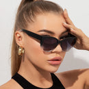 Óculos de Sol Estilo Gatinho Retrô – Design Elegante e Proteção UV400
Destaque-se com este modelo de óculos de sol com armação gatinho retrô, ideal para mulheres modernas e com atitude. Com lentes em gradiente, pern